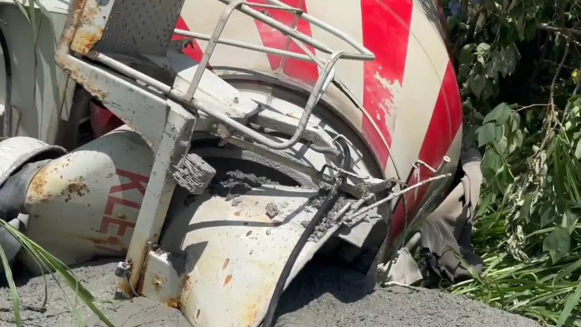 （有影片）／翻車驚魂！預拌車滿載水泥翻覆　駕駛受困車內警消破窗急救援 - https://www.watchmedia01.com
