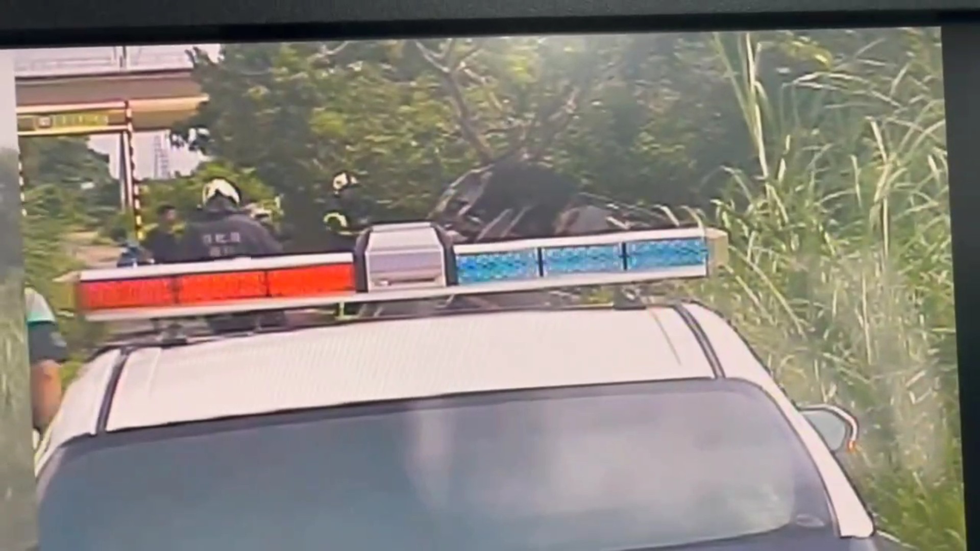 （有影片）／翻車驚魂！預拌車滿載水泥翻覆　駕駛受困車內警消破窗急救援 - https://www.watchmedia01.com