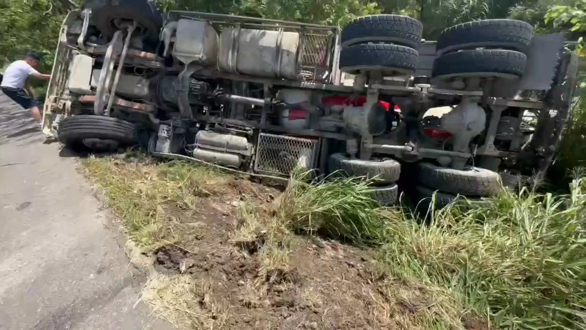 （有影片）／翻車驚魂！預拌車滿載水泥翻覆　駕駛受困車內警消破窗急救援 - https://www.watchmedia01.com