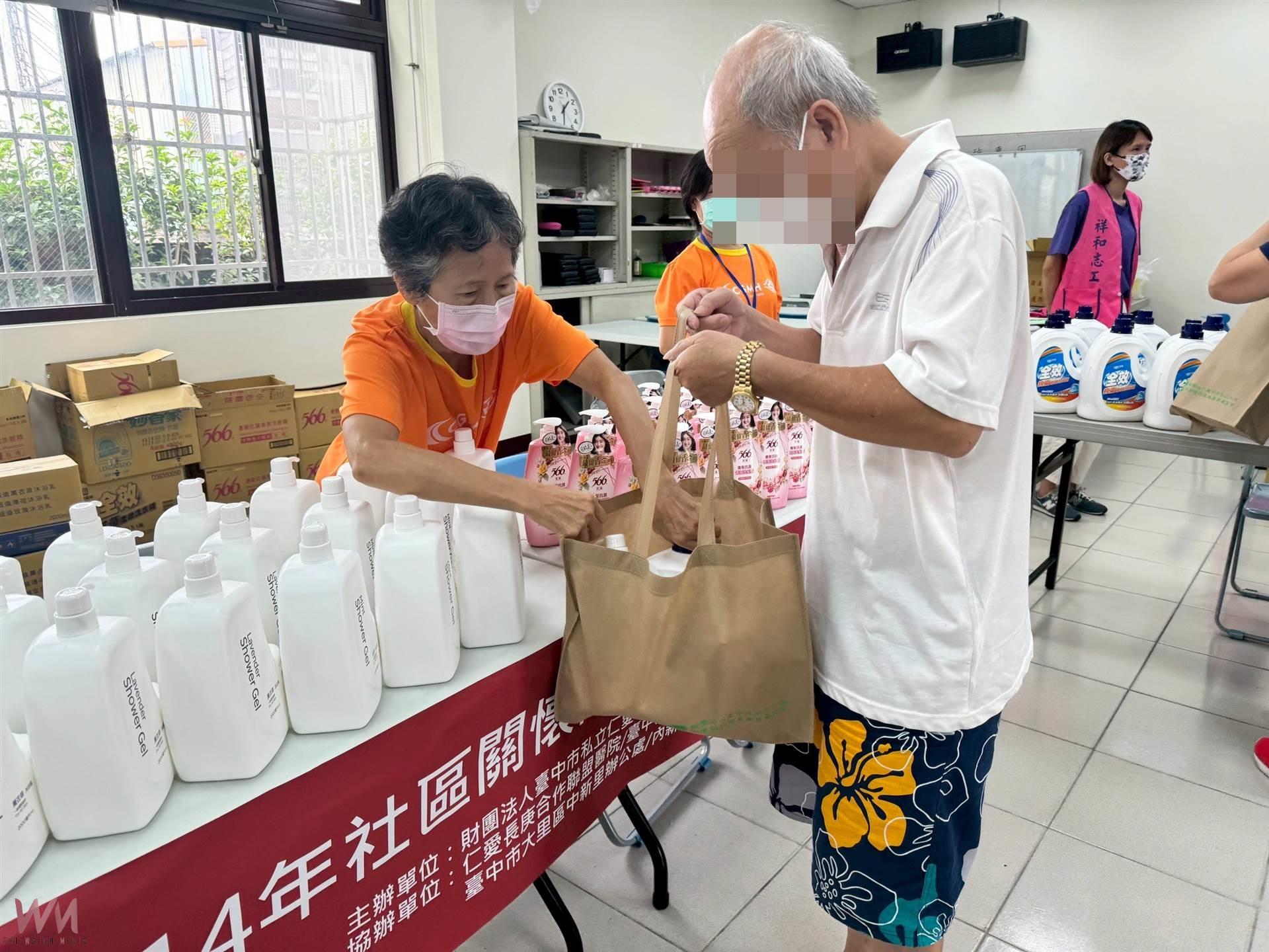 台中市仁愛基金會攜手仁愛長庚醫院　父親節前夕關懷獨老送物資 - https://www.watchmedia01.com