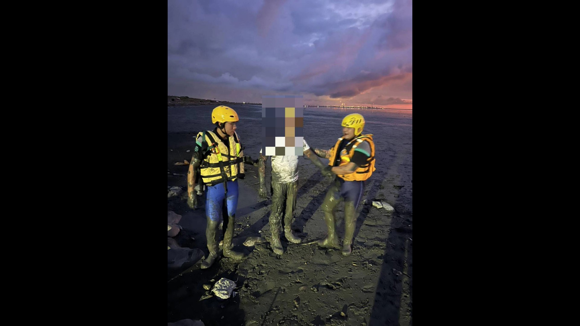 彰化大城三豐海堤泥灘驚魂 男子為拍夕陽誤踩軟泥腰陷泥中 - https://www.watchmedia01.com