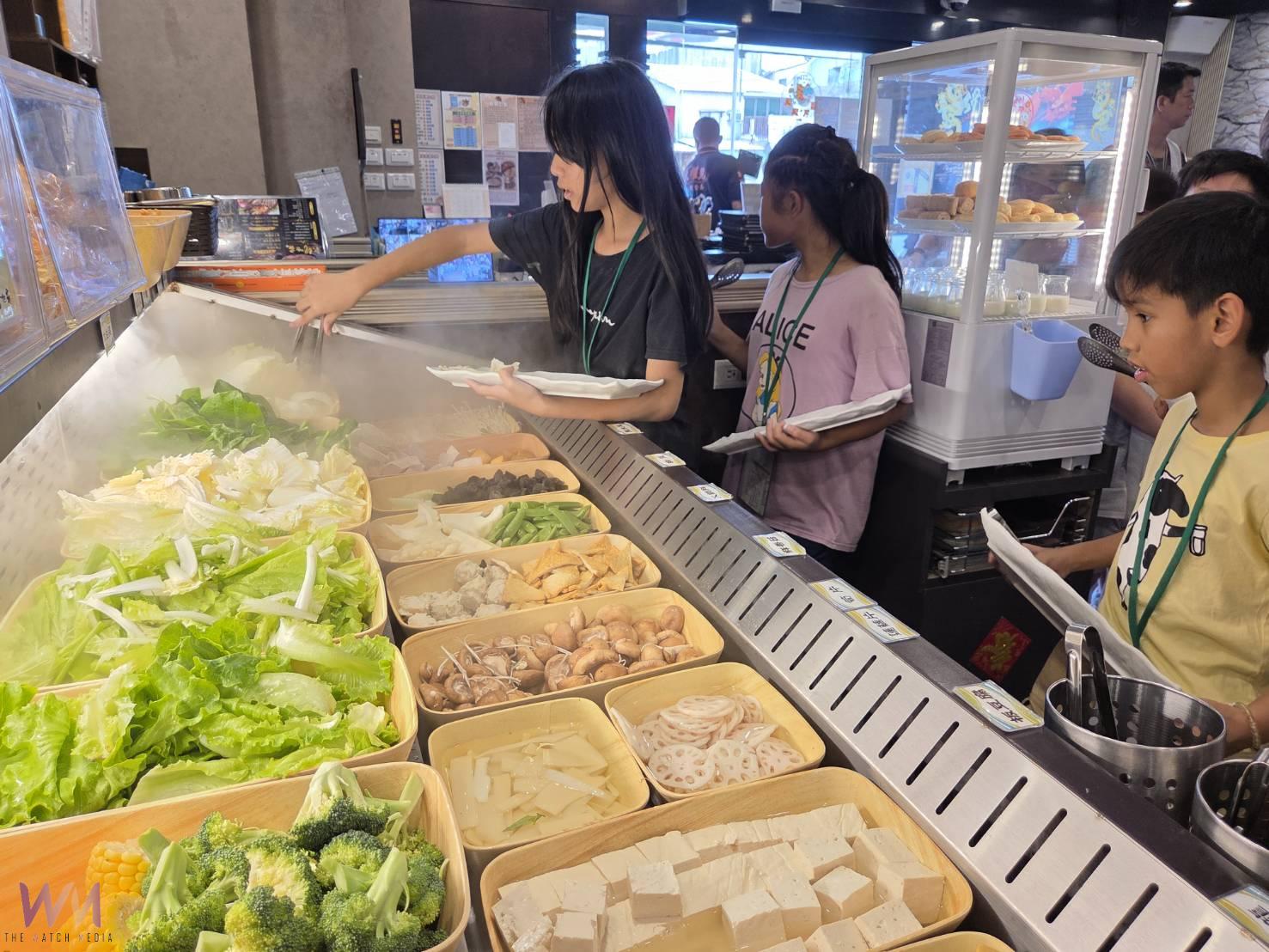 家扶被颱風耽誤的營隊　愛心火鍋饗宴畫圓滿句點 - https://www.watchmedia01.com
