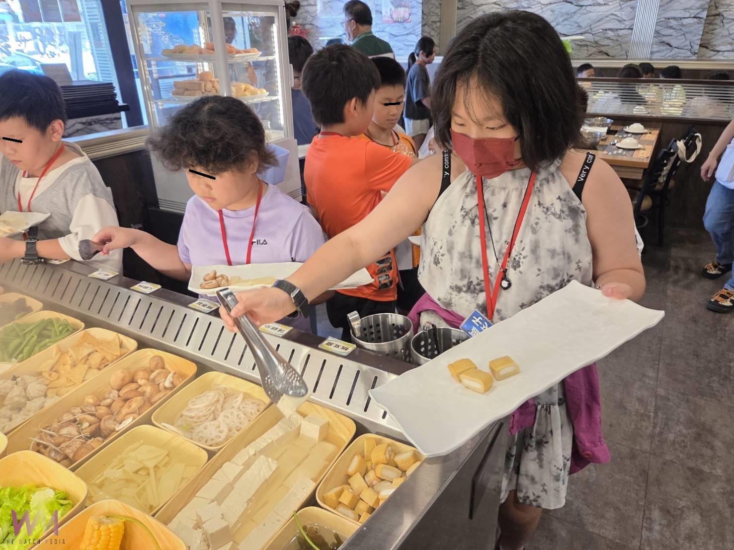 家扶被颱風耽誤的營隊　愛心火鍋饗宴畫圓滿句點 - https://www.watchmedia01.com