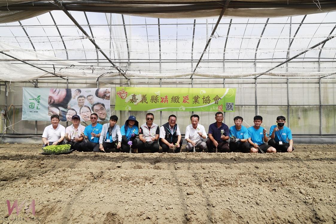 第八屆「一季園主」暖身    翁章梁率園主種下甜瓜苗 - https://www.watchmedia01.com