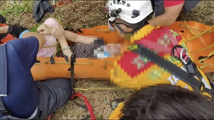 賓士車墜落邊坡女駕駛受困車內 救難人員吊掛繩索救援 - https://www.watchmedia01.com