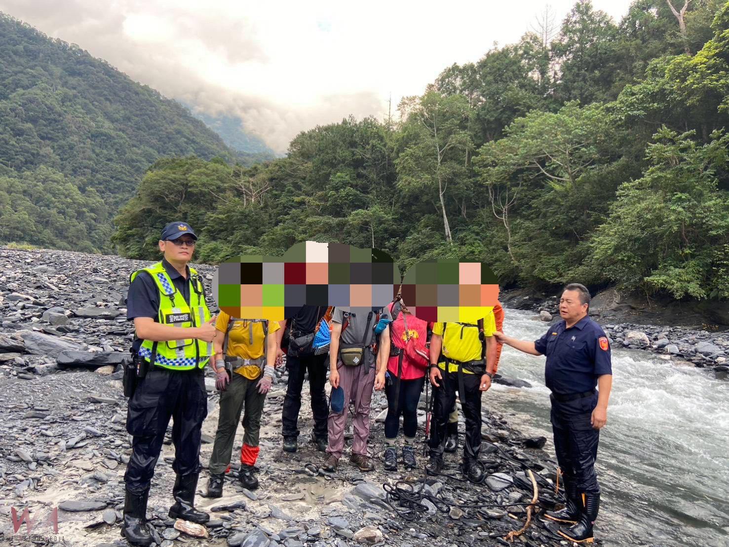 仁愛鄉武界警方冒險涉溪救援 6名山友平安脫困深獲感激 - https://www.watchmedia01.com