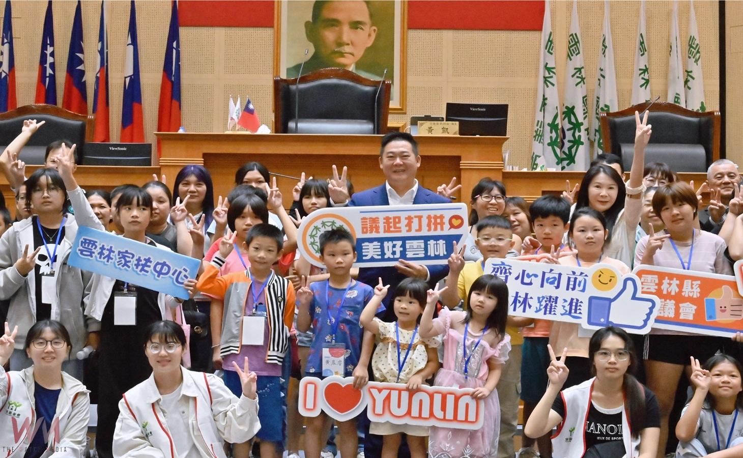 （有影片）／黃凱議長暖心陪小小議員體驗議事　走進議會學民主化為關心社會的起點 - https://www.watchmedia01.com