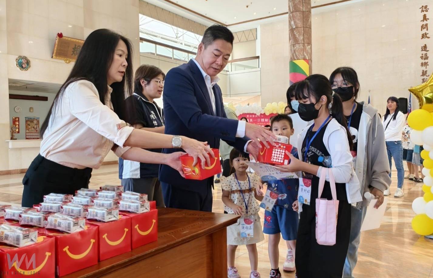 （有影片）／黃凱議長暖心陪小小議員體驗議事　走進議會學民主化為關心社會的起點 - https://www.watchmedia01.com