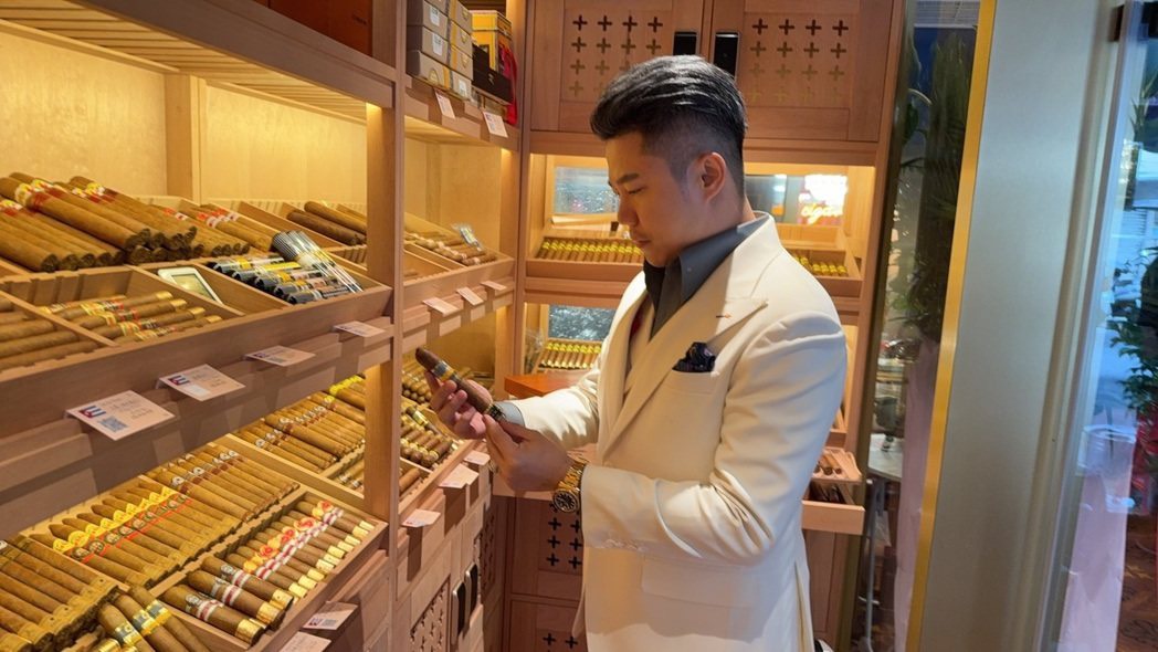 「雪茄王子」威爾森・蔡勝濬表示，W Cigar Bar 空間規劃注重私密性，並設置專區導覽，協助來賓認識雪茄在國際文化史中的角色。