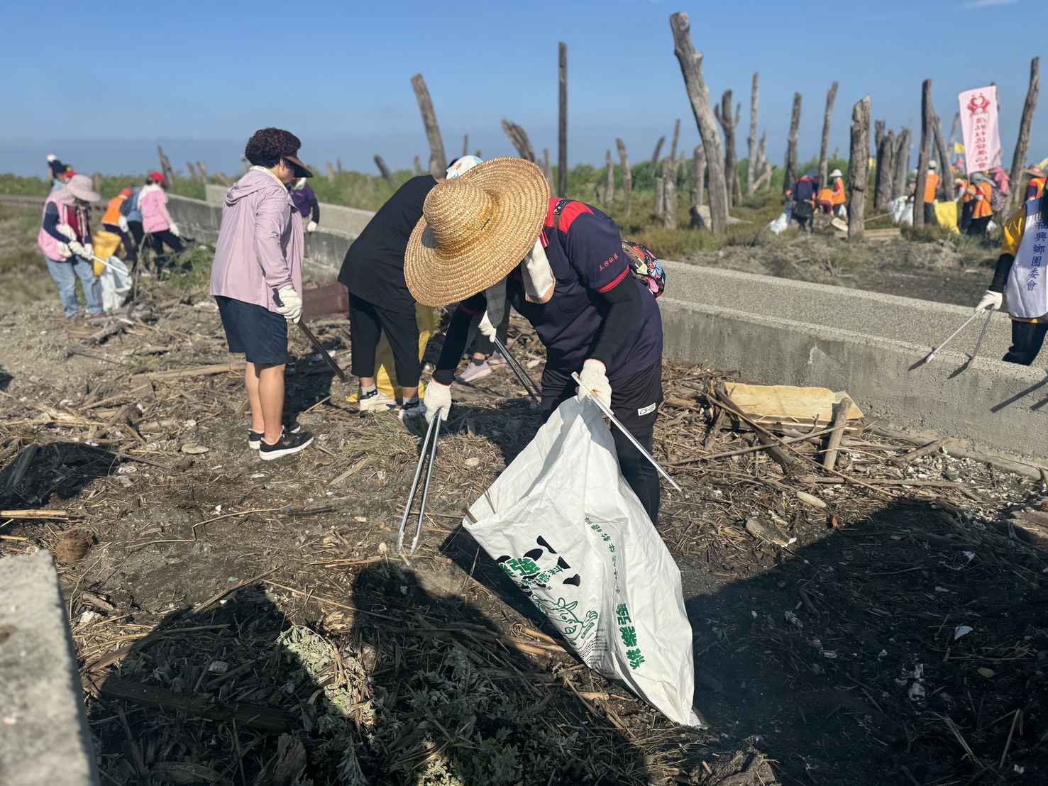 福寶濕地淨灘親子同心 垃圾變「寶藏」一起守護家園 - https://www.watchmedia01.com