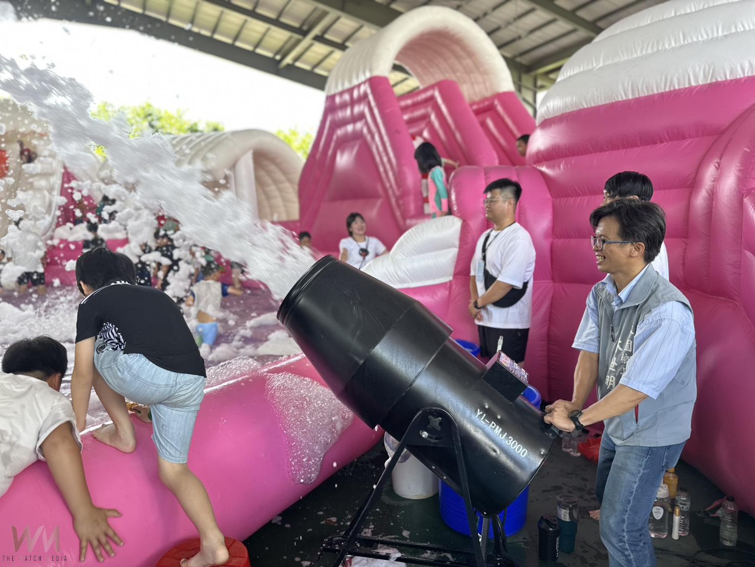 （有影片）／嗨翻芬園！「夏日親水派對」氣墊水樂園孩子們笑到「水花飛」 - https://www.watchmedia01.com