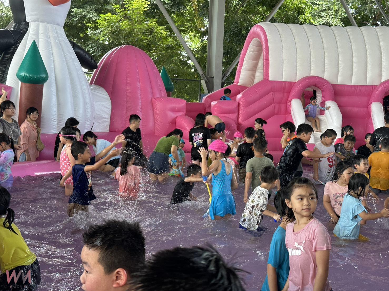 （有影片）／嗨翻芬園！「夏日親水派對」氣墊水樂園孩子們笑到「水花飛」 - https://www.watchmedia01.com