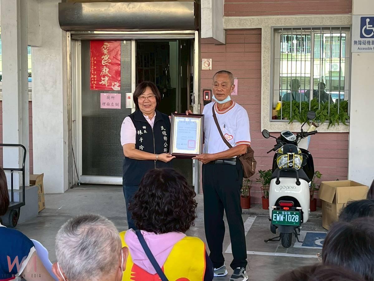 嘉縣民雄公所結合公益團體發防災包  助120位獨居長者安心應災 - https://www.watchmedia01.com