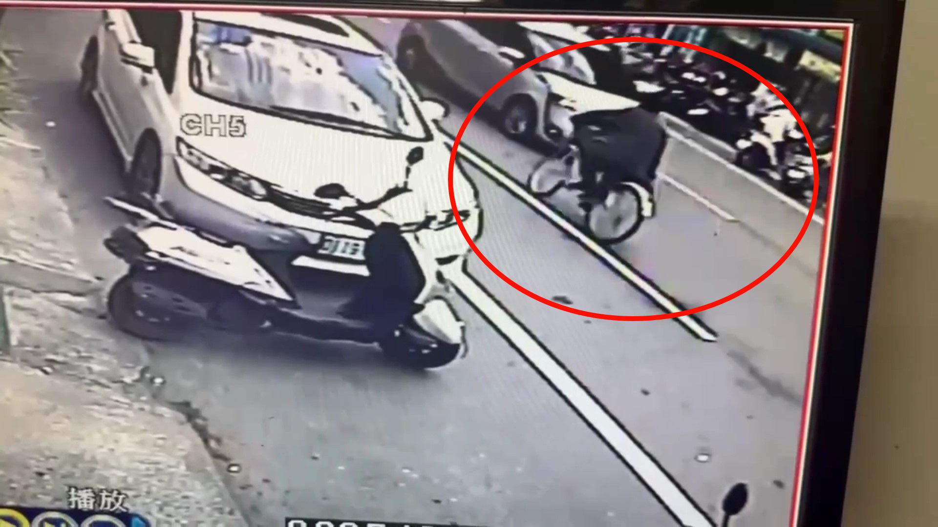 (有影片)/哇靠!員林男子騎車持刀亂砍車 路人全嚇傻 - https://www.watchmedia01.com