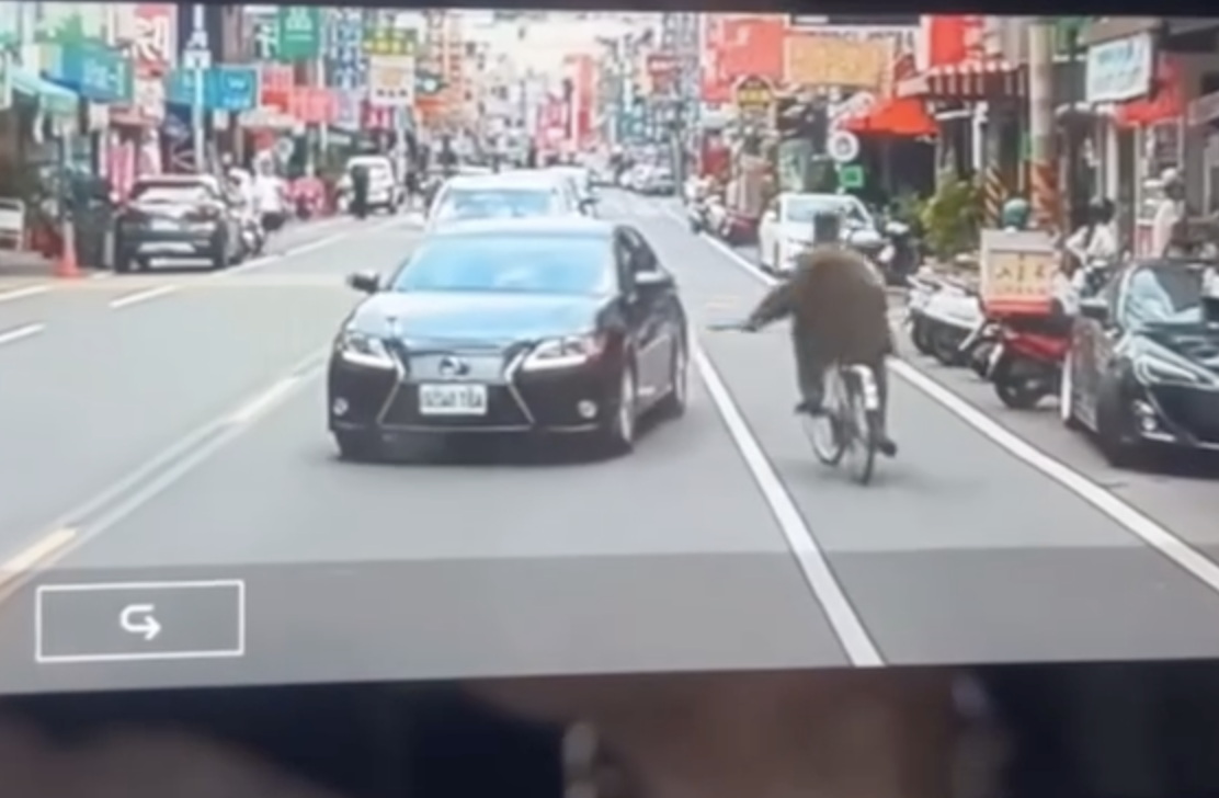 （有影片）／哇靠！員林男子騎車持刀亂砍車　路人全嚇傻 - https://www.watchmedia01.com