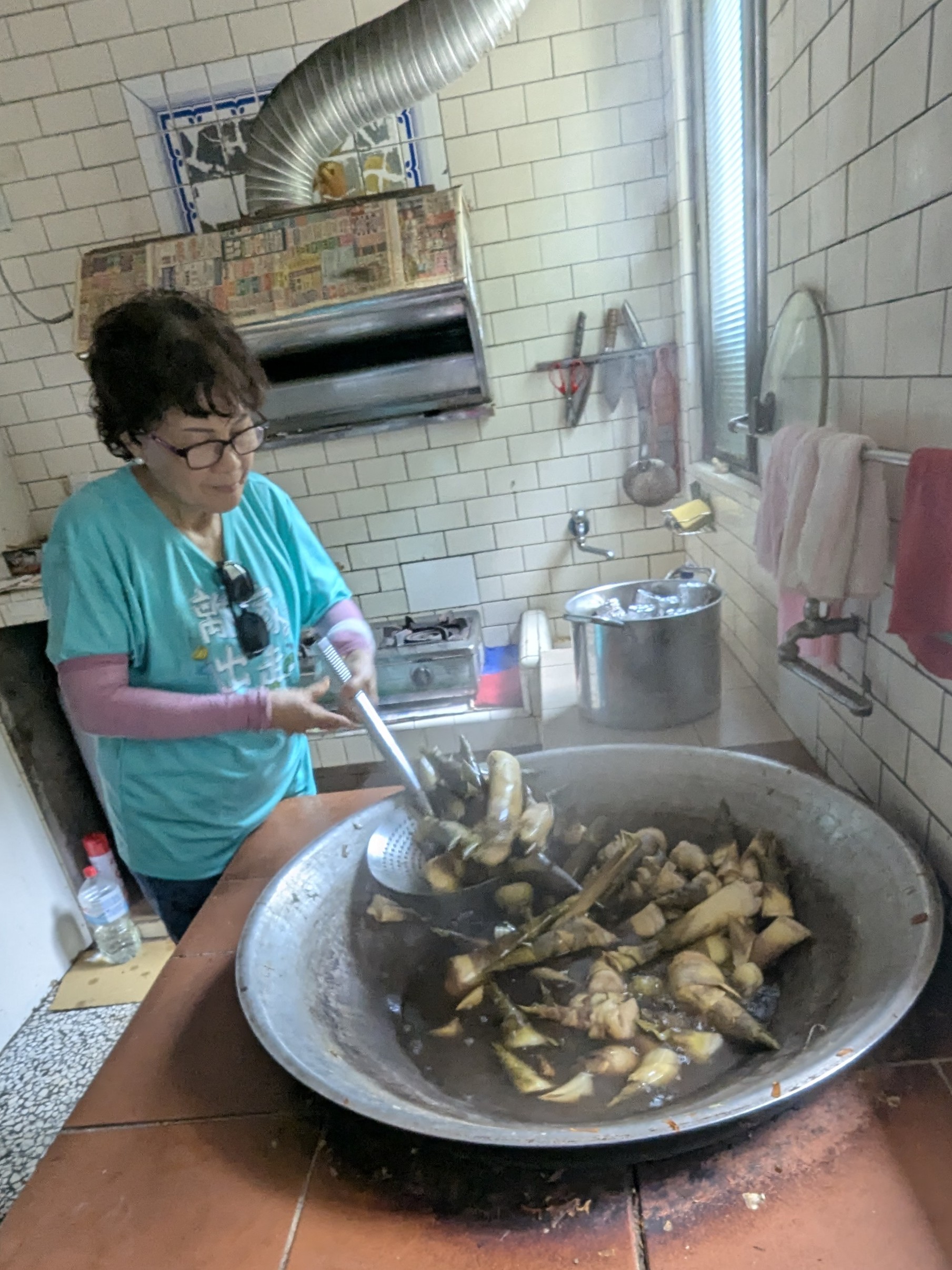 跟著弘道「離家出走」到金山　挖筍、採蓮、泡公共浴室體驗當地生活 - https://www.watchmedia01.com