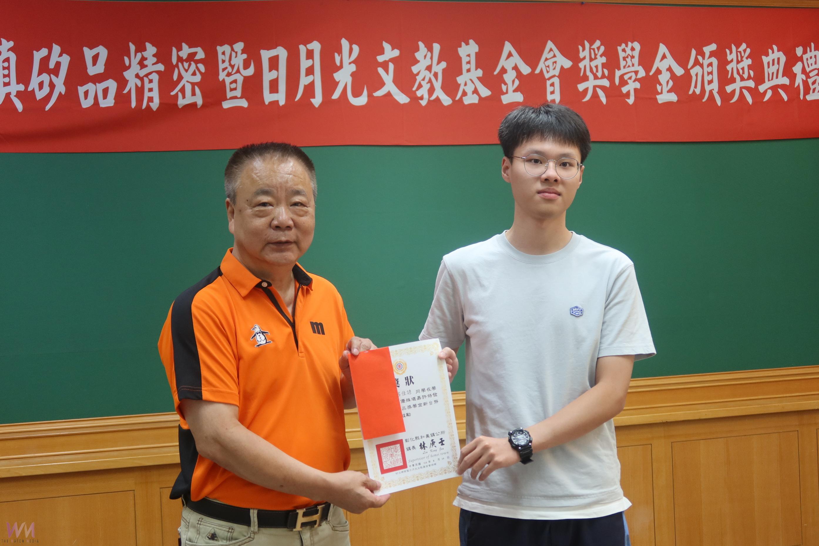 (有影片)/矽品與日月光文教基金會頒發獎學金 鼓勵優秀學子持續向學 - https://www.watchmedia01.com