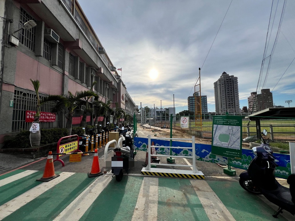 平鎮棒球場擋球圍網施工洽公停車困難　民眾盼區公所加強溝通與引導 - https://www.watchmedia01.com