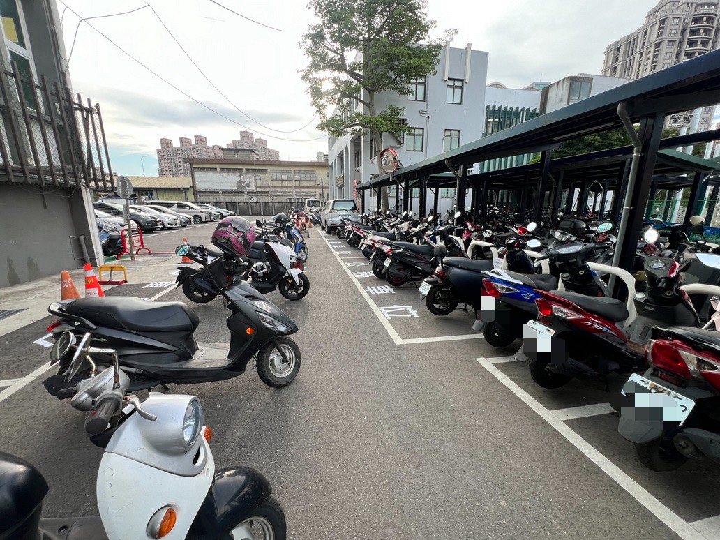 平鎮棒球場擋球圍網施工洽公停車困難　民眾盼區公所加強溝通與引導 - https://www.watchmedia01.com