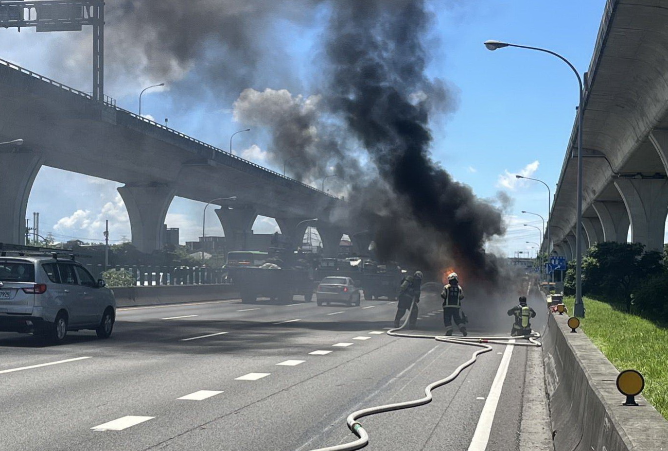 國道1號火燒車驚魂！駕駛冷靜應變3人平安脫險 - https://www.watchmedia01.com