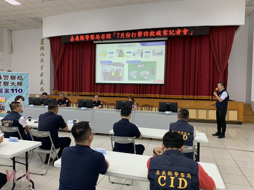 李權哲局長親自主持辦理「打擊詐欺犯罪成效破案記者會」，刑大隊長分析詐騙趨勢。（圖/記者陳惲朋攝）