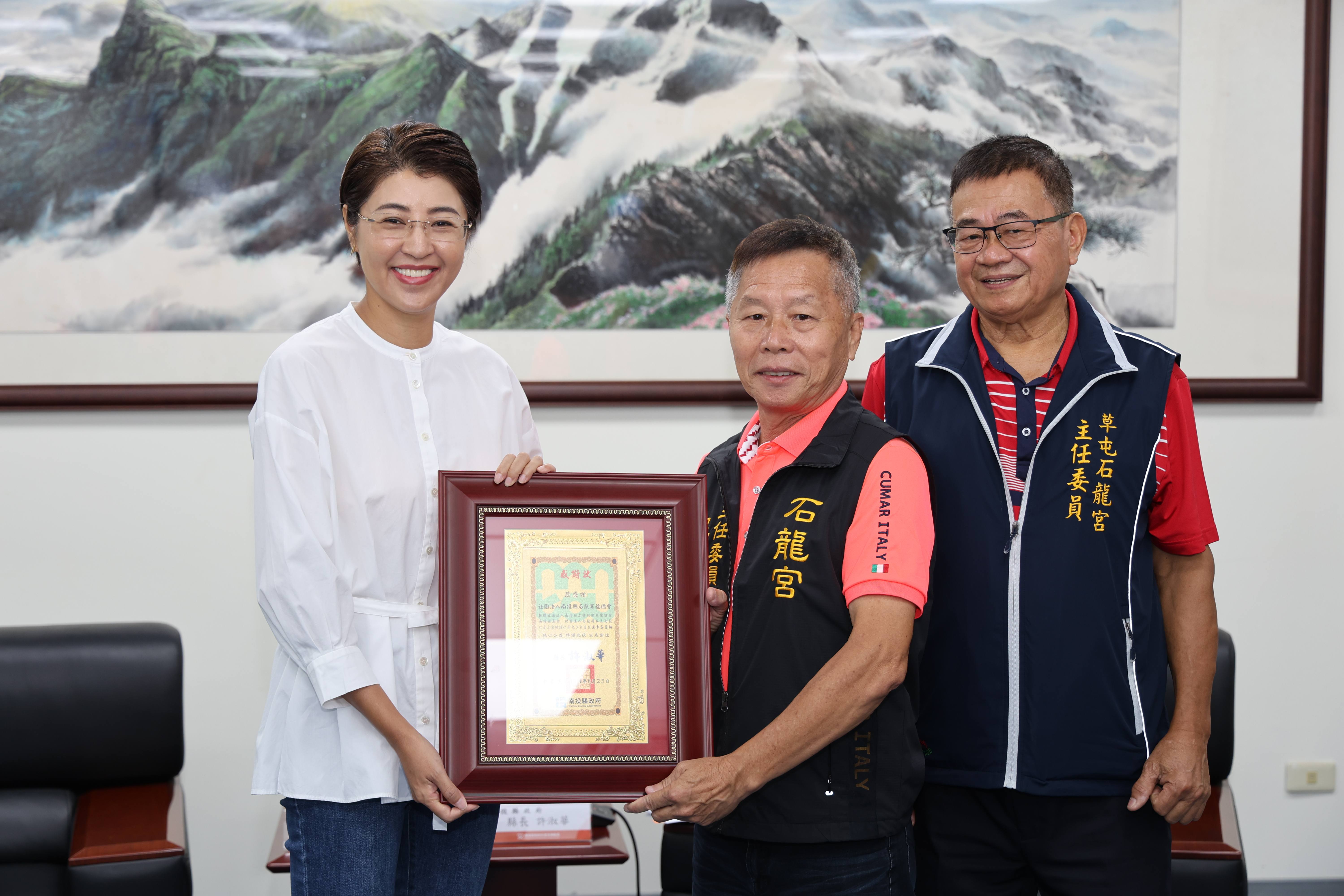 泡麵土地公石龍宮福德會慨捐3輛交通車嘉惠3社團擴大服務弱勢及推廣食農教育 - https://www.watchmedia01.com