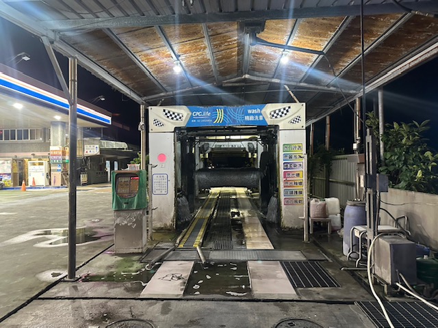 另類交通事故警方也難處理 自小客車與隧道式洗車機碰撞肇事原因待釐清 - https://www.watchmedia01.com