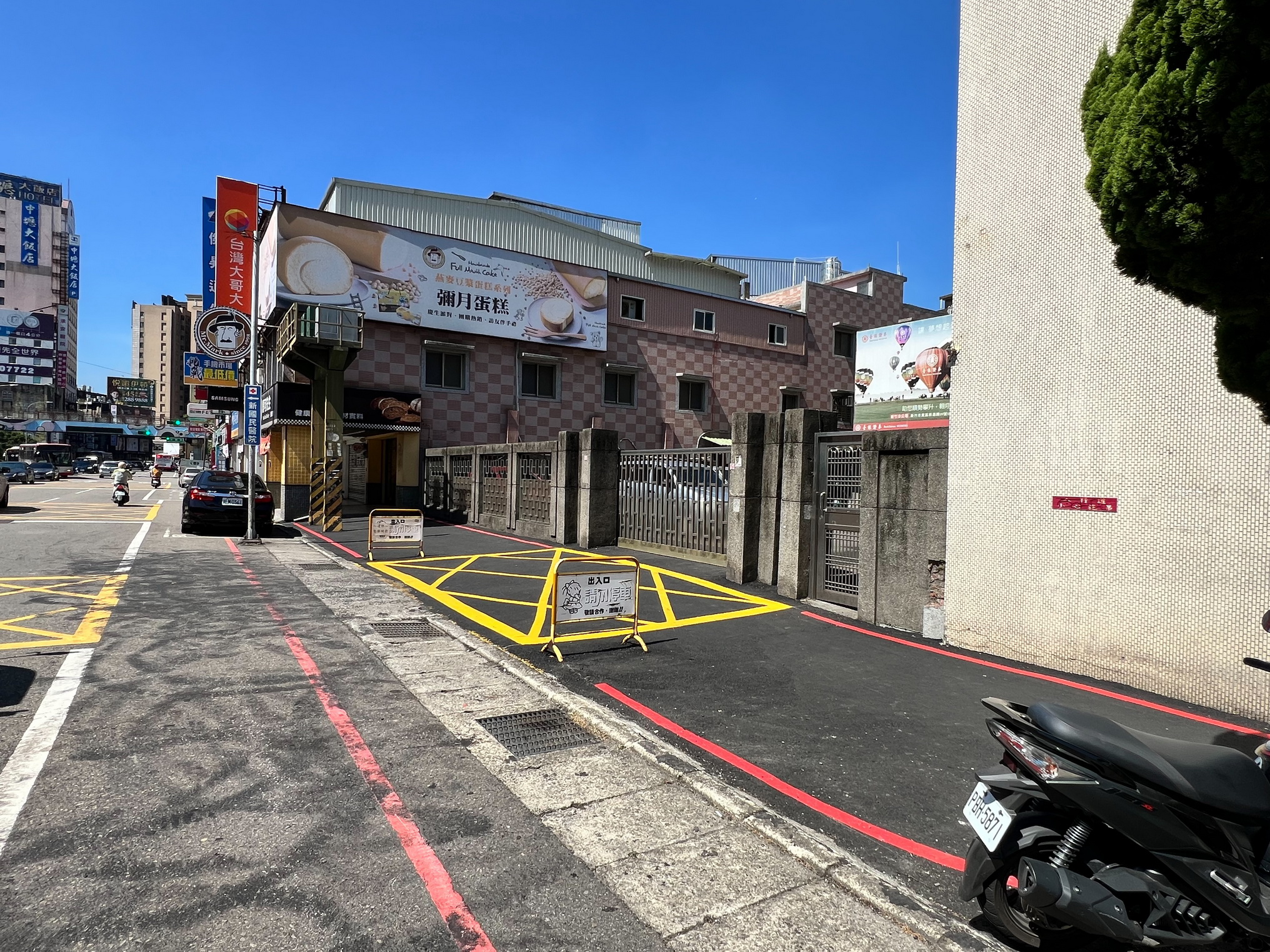 台銀中壢分行側門鋪柏油劃紅線　客戶停車困擾待解 - https://www.watchmedia01.com