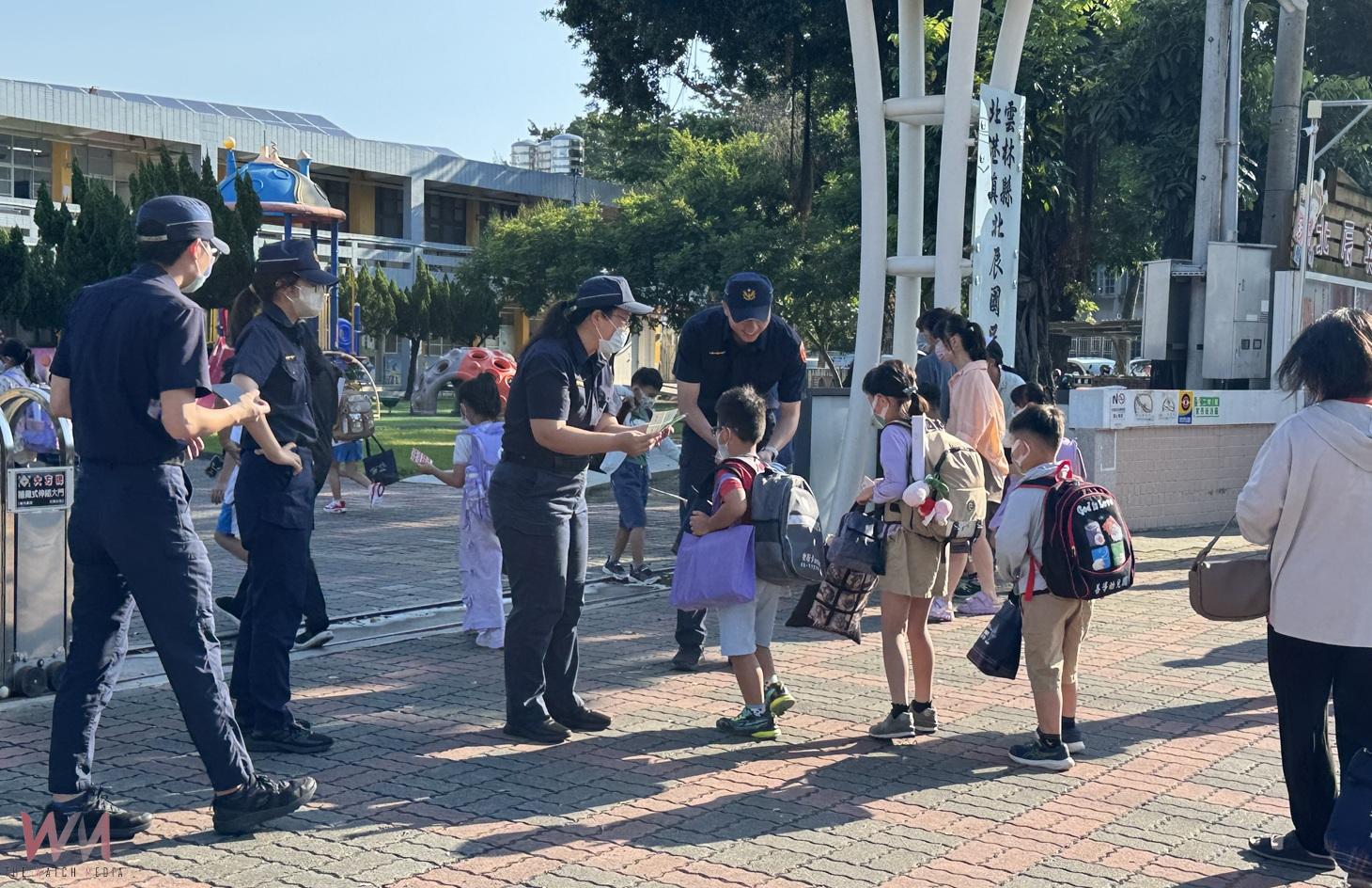 提前開學日人潮車流湧現　北港台西虎尾警全力護童 - https://www.watchmedia01.com