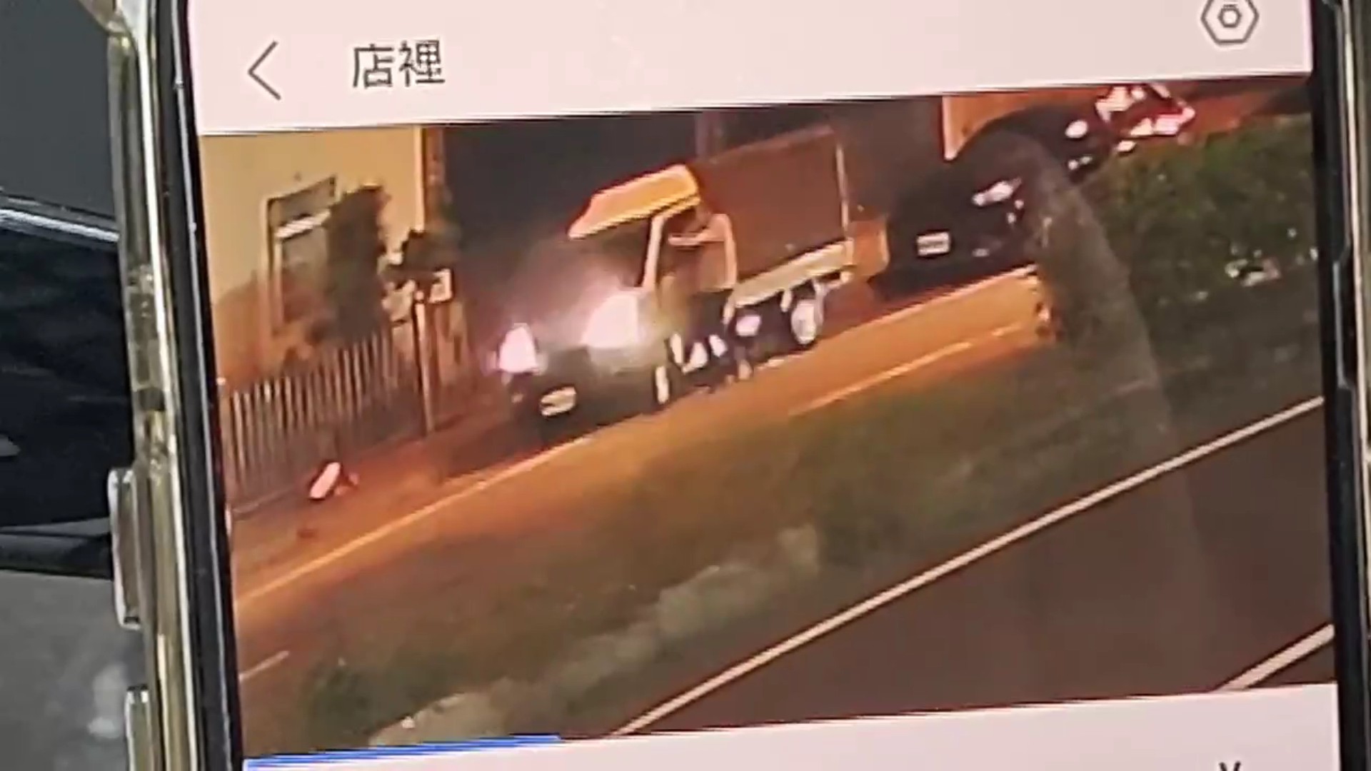 （有影片）／秀水路邊行車糾紛升級 小貨車駕駛持筍子刀劃傷休旅車男 - https://www.watchmedia01.com