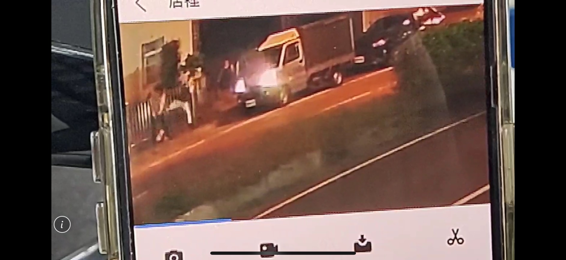 （有影片）／秀水路邊行車糾紛升級 小貨車駕駛持筍子刀劃傷休旅車男 - https://www.watchmedia01.com