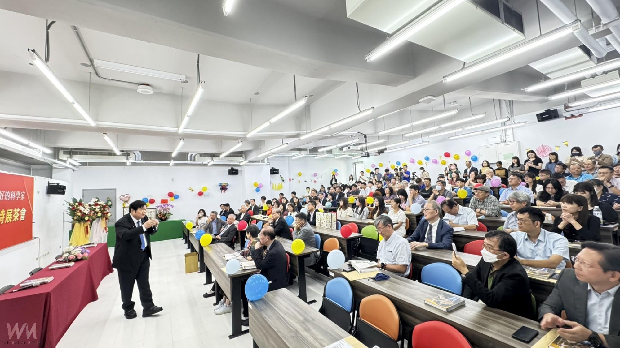 世界上最好的科學家　中國醫藥大學辦《洪明奇校長卸任特展暨簽書會》場面溫馨 - https://www.watchmedia01.com