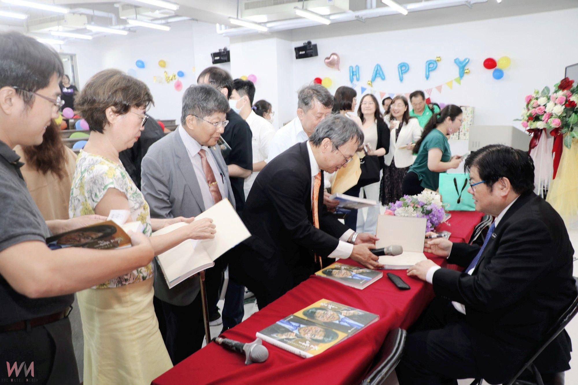 世界上最好的科學家　中國醫藥大學辦《洪明奇校長卸任特展暨簽書會》場面溫馨 - https://www.watchmedia01.com