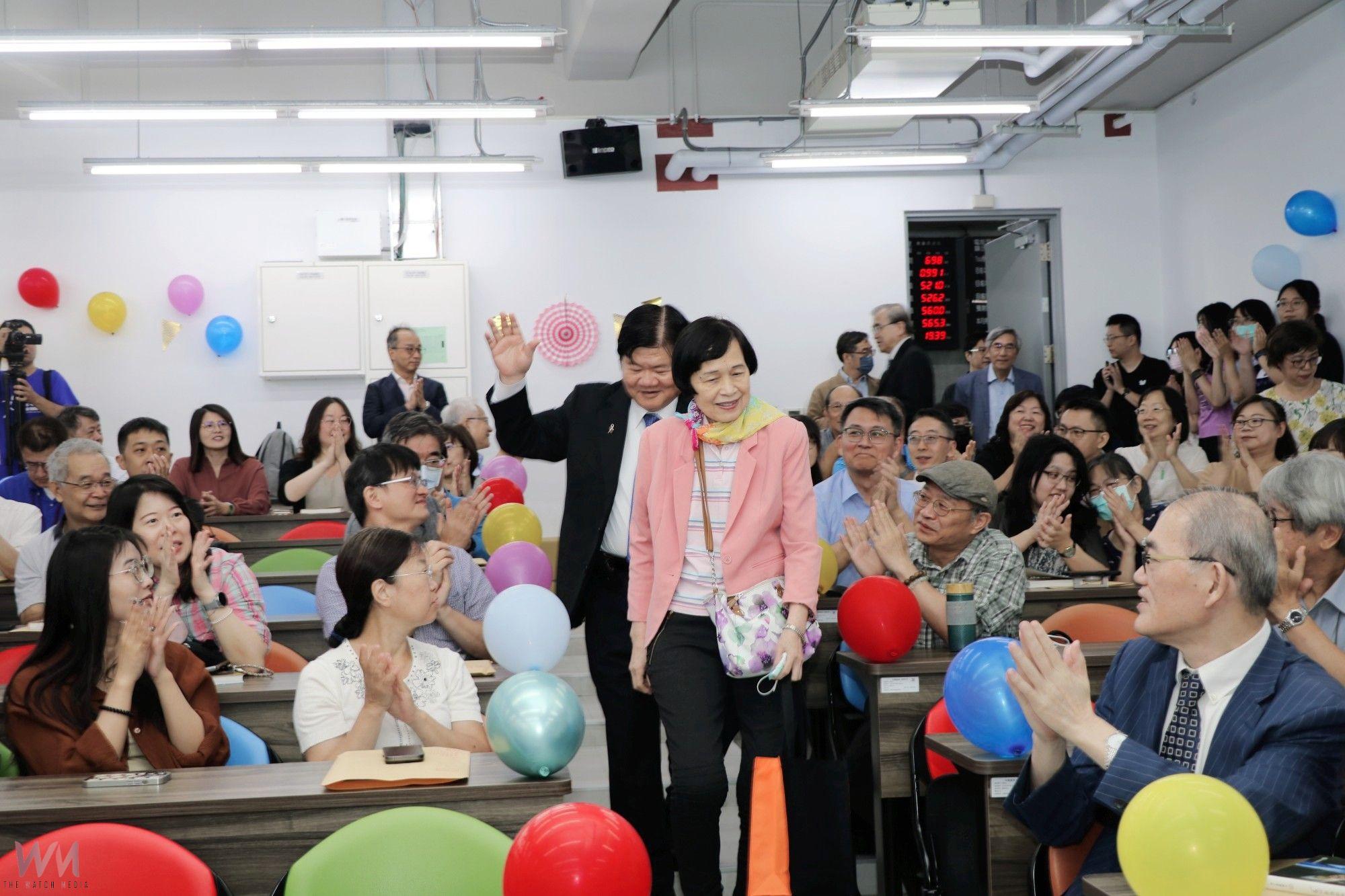 世界上最好的科學家　中國醫藥大學辦《洪明奇校長卸任特展暨簽書會》場面溫馨 - https://www.watchmedia01.com