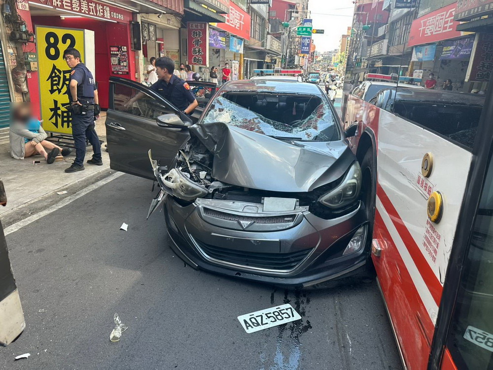 平鎮警追捕詐欺車手 嫌犯拒檢亡命逃 警破窗逮人查獲毒品 - https://www.watchmedia01.com