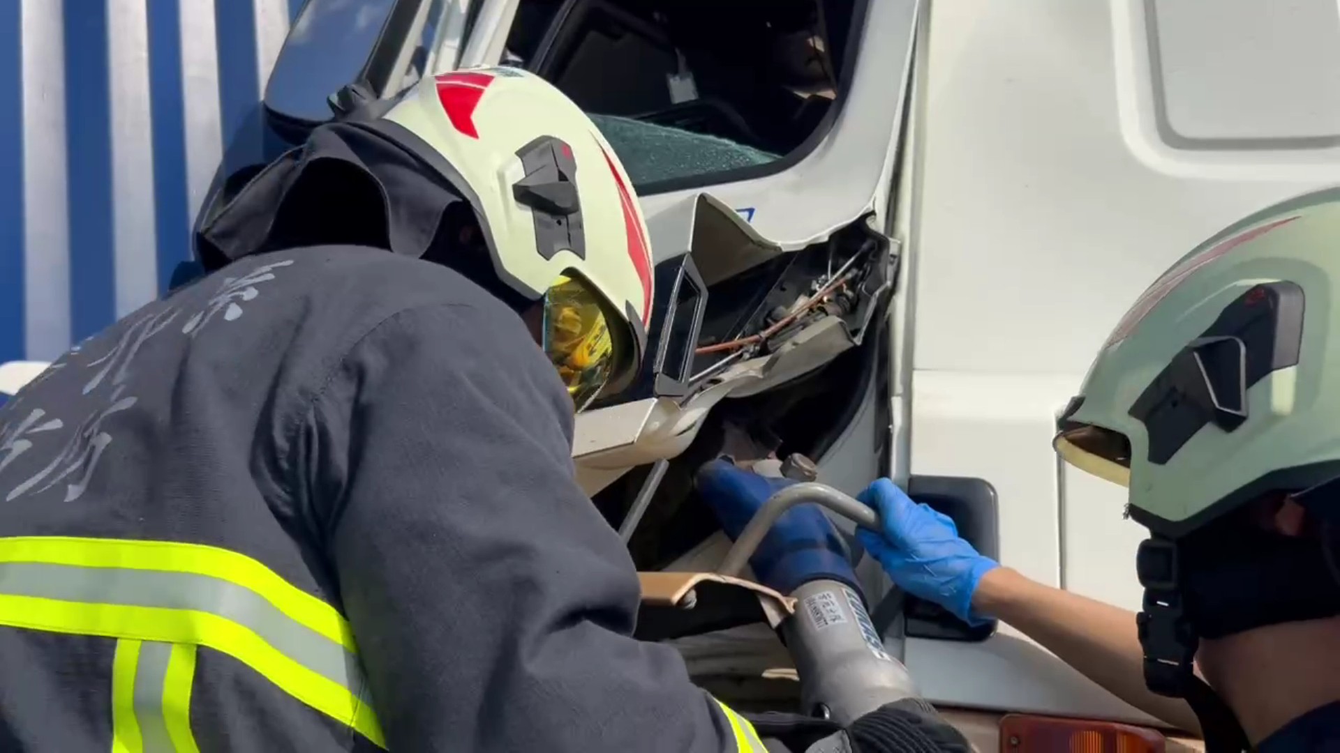 （有影片）／台61芳苑南下大貨車追撞聯結車　駕駛受困送醫無生命危險 - https://www.watchmedia01.com