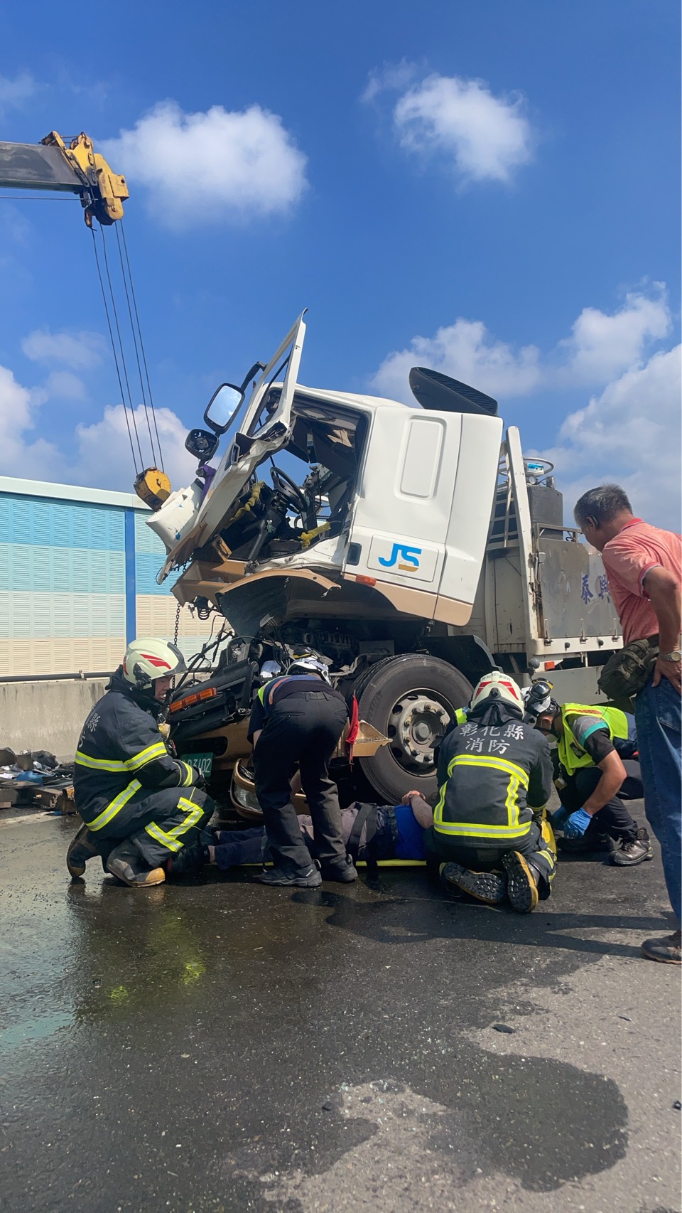 （有影片）／台61芳苑南下大貨車追撞聯結車　駕駛受困送醫無生命危險 - https://www.watchmedia01.com