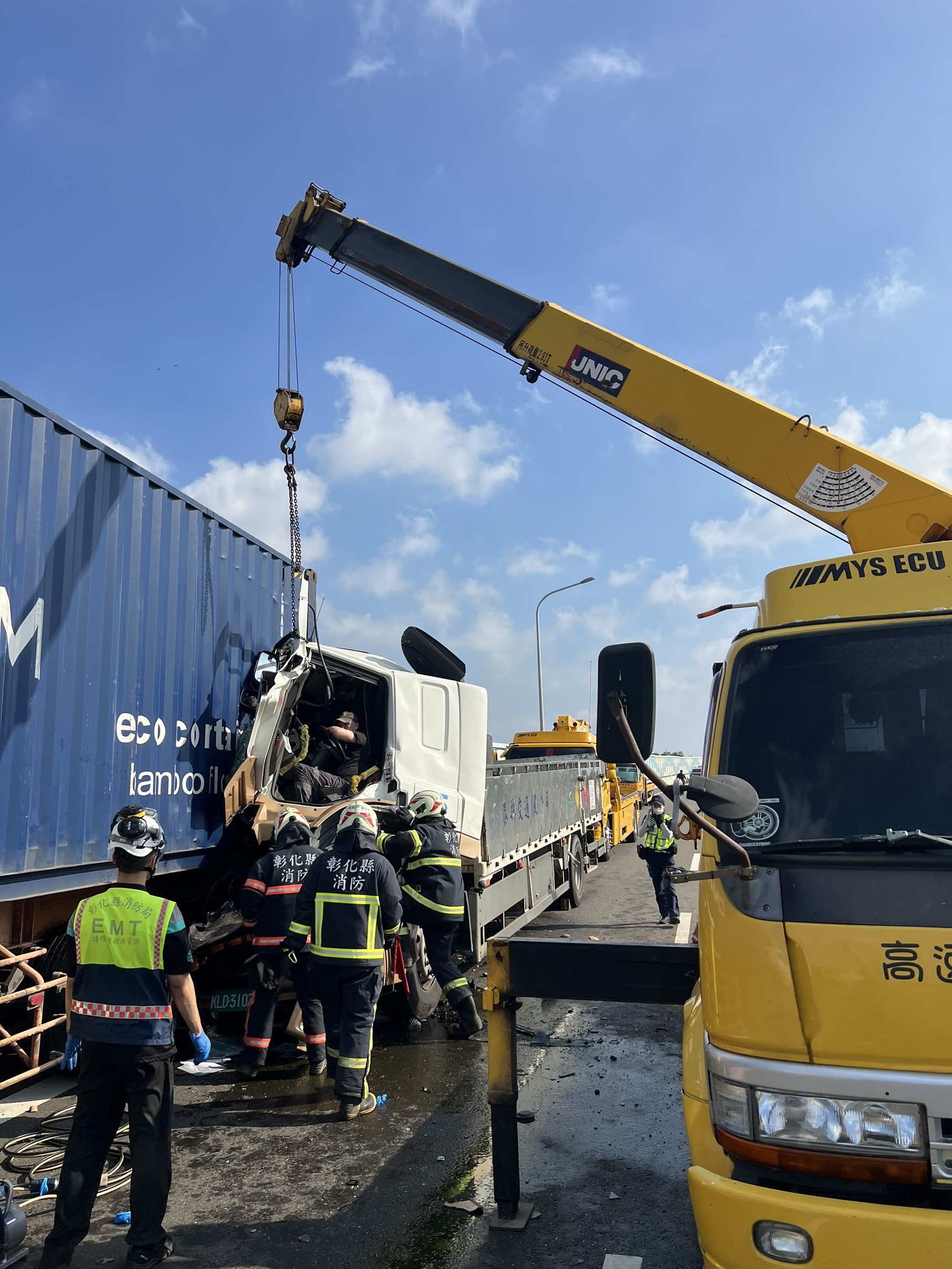 （有影片）／台61芳苑南下大貨車追撞聯結車　駕駛受困送醫無生命危險 - https://www.watchmedia01.com
