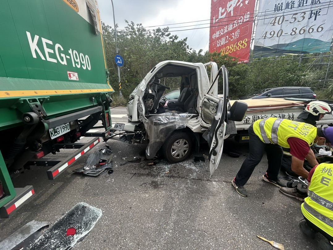 平鎮民族路驚傳車禍 貨車疑未注意車前狀況追撞郵務車釀傷 - https://www.watchmedia01.com