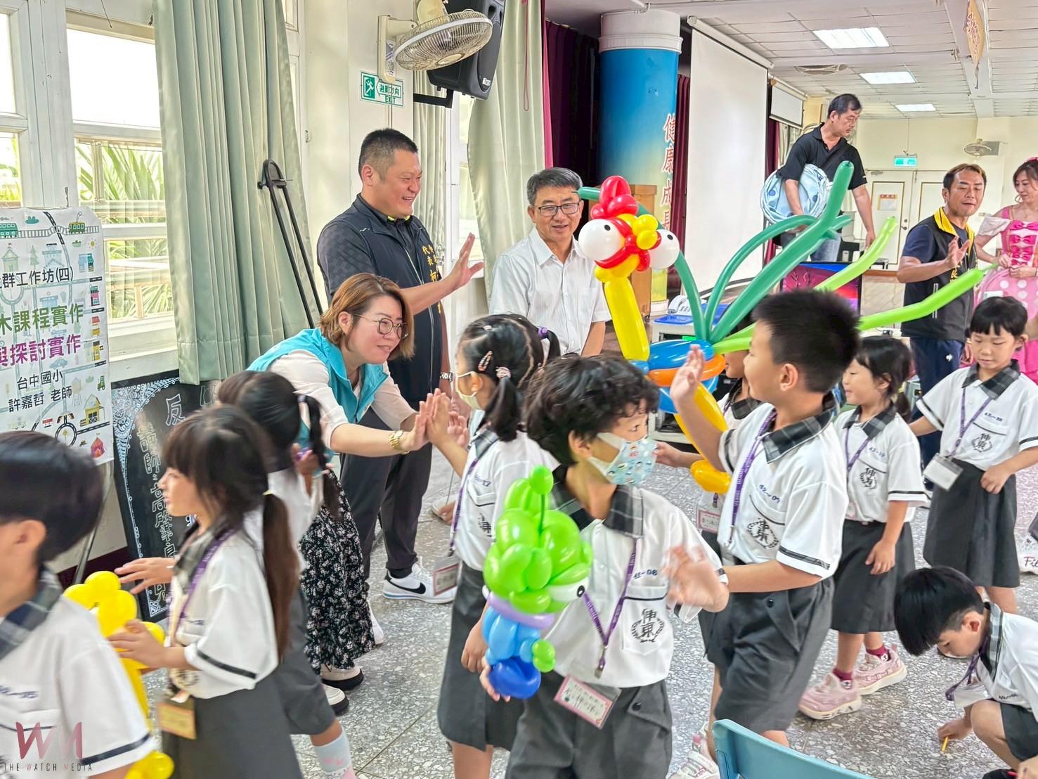 （有影片）／伸東國小熱鬧迎新　氣球表演點亮新學期　 學生笑聲洋溢校園 - https://www.watchmedia01.com