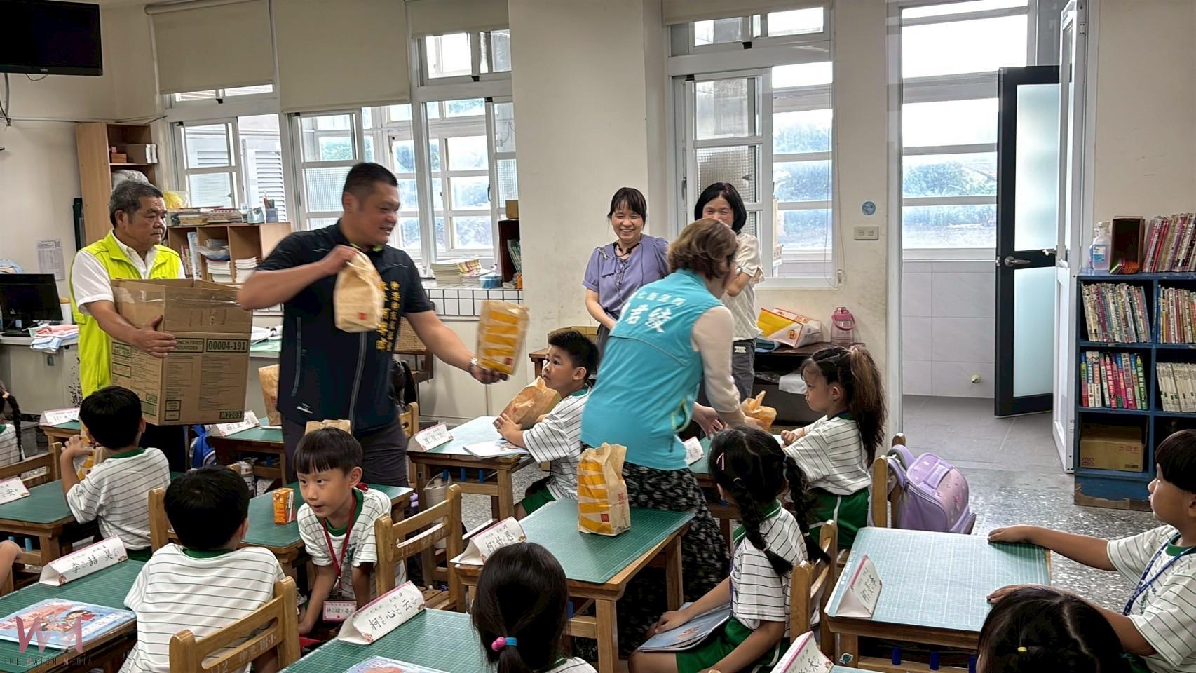（有影片）／伸東國小熱鬧迎新　氣球表演點亮新學期　 學生笑聲洋溢校園 - https://www.watchmedia01.com