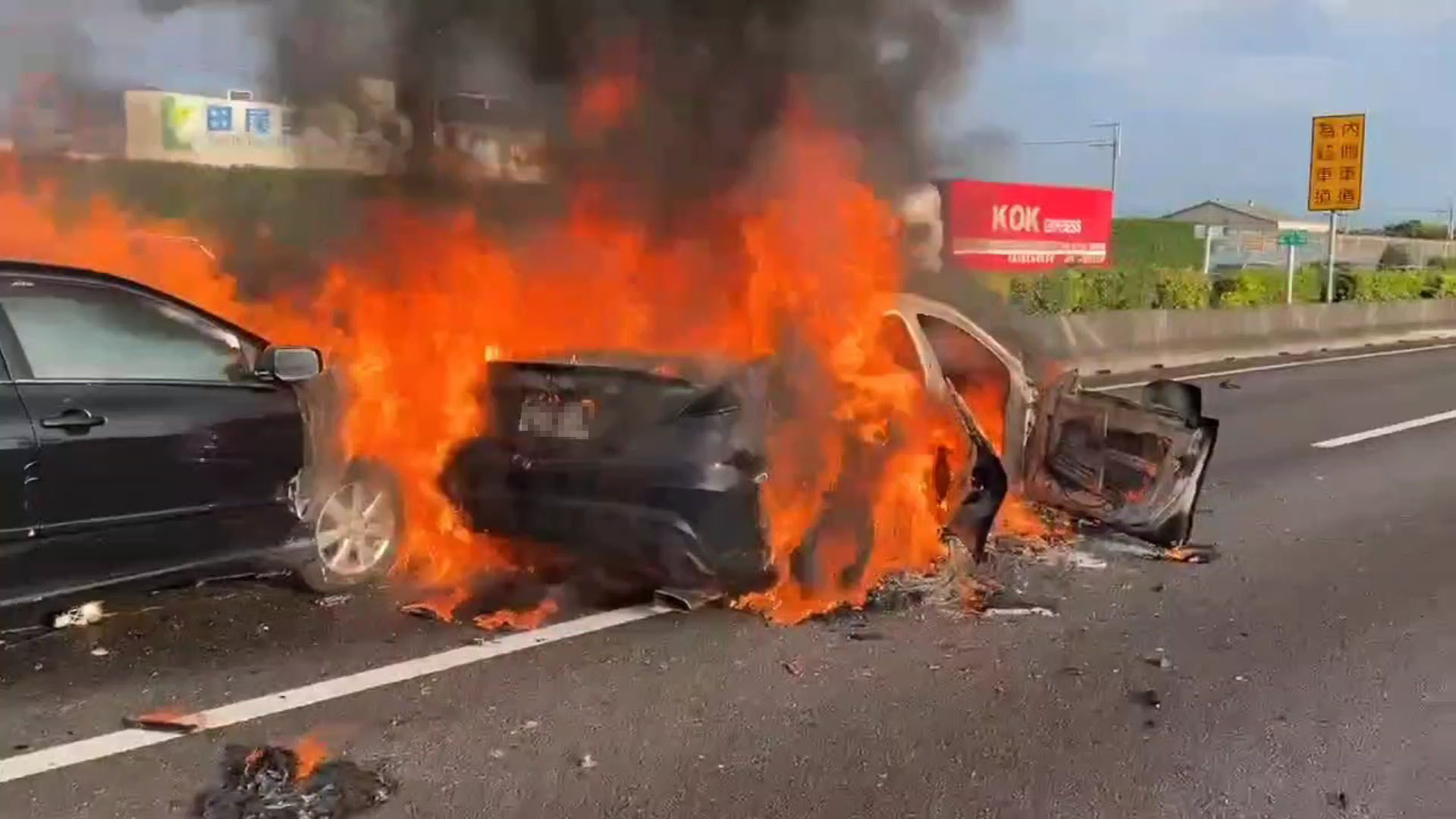 （有影片）／國道1號員林路段3車追撞！18歲男駕駛遭火燒身亡 - https://www.watchmedia01.com