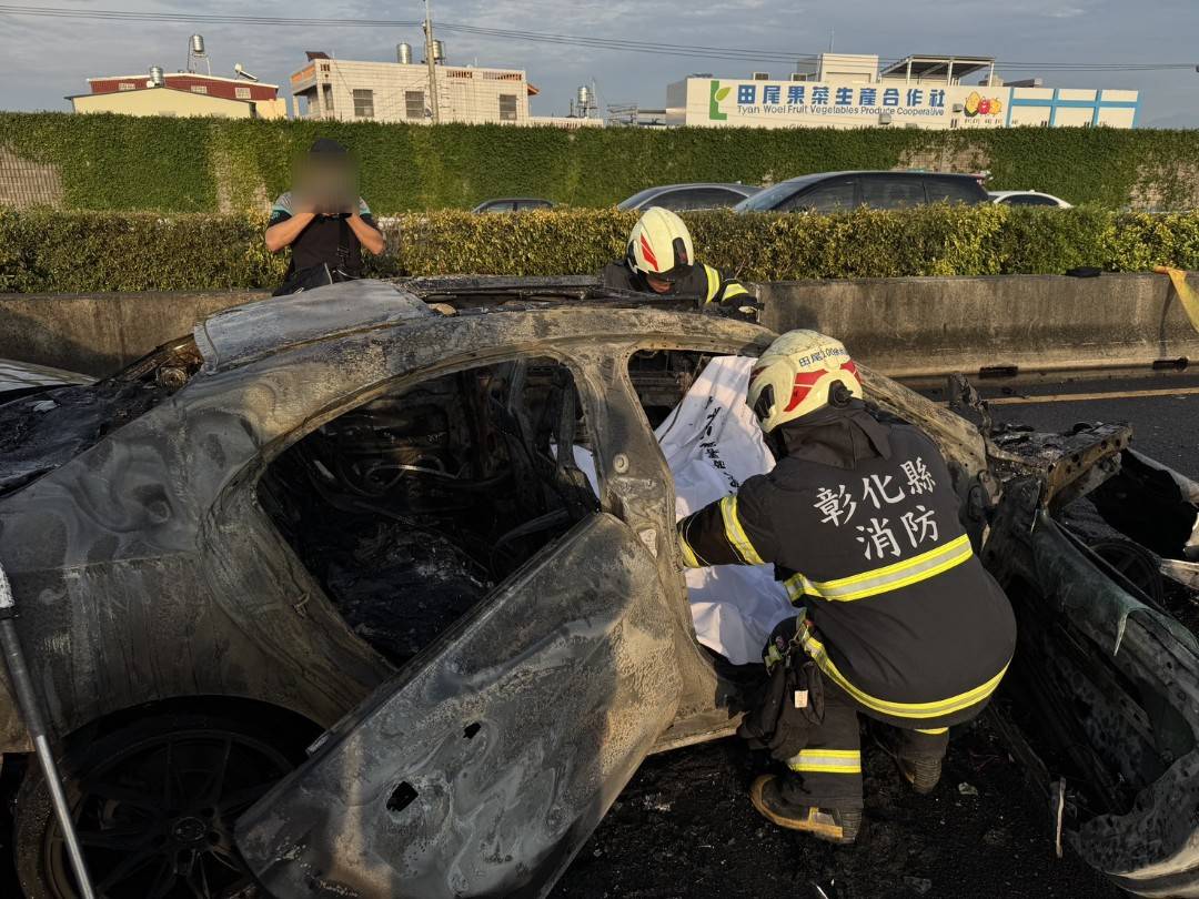 （有影片）／國道1號員林路段3車追撞！18歲男駕駛遭火燒身亡 - https://www.watchmedia01.com