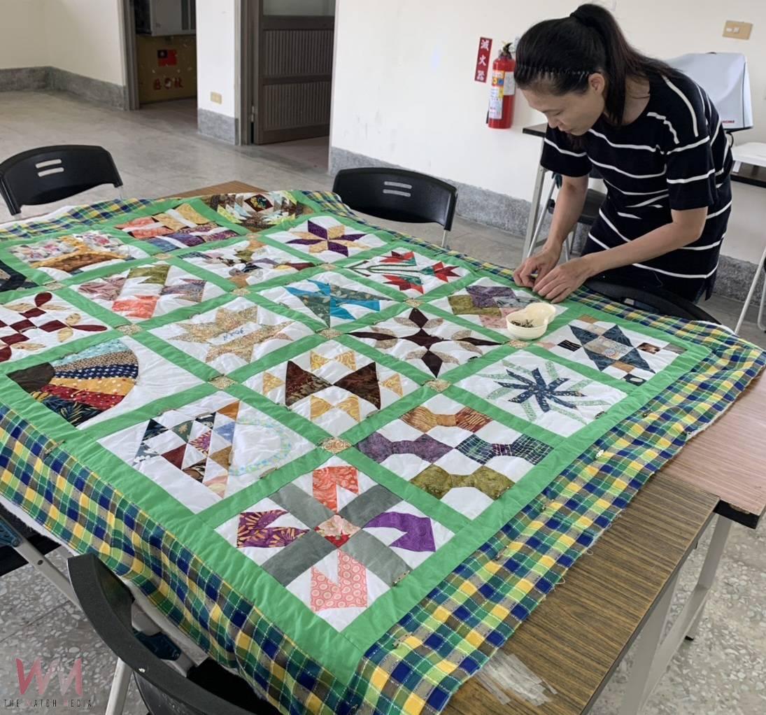 臺東縣府推中高齡拼布專班 成果展18位學員呈現技能與自信 - https://www.watchmedia01.com