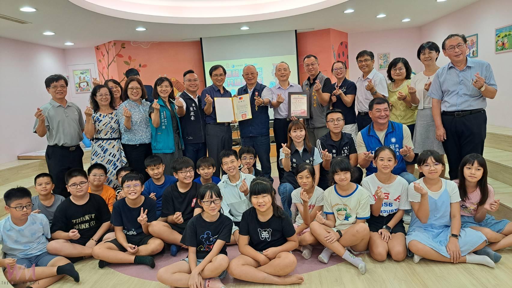 奉天宮攜手中華電信在嘉義縣政府教育處顏廷育副處長見證下，舉辦「中華電信Hami書城場域閱讀」贈送儀式。（圖/記者陳惲朋攝）