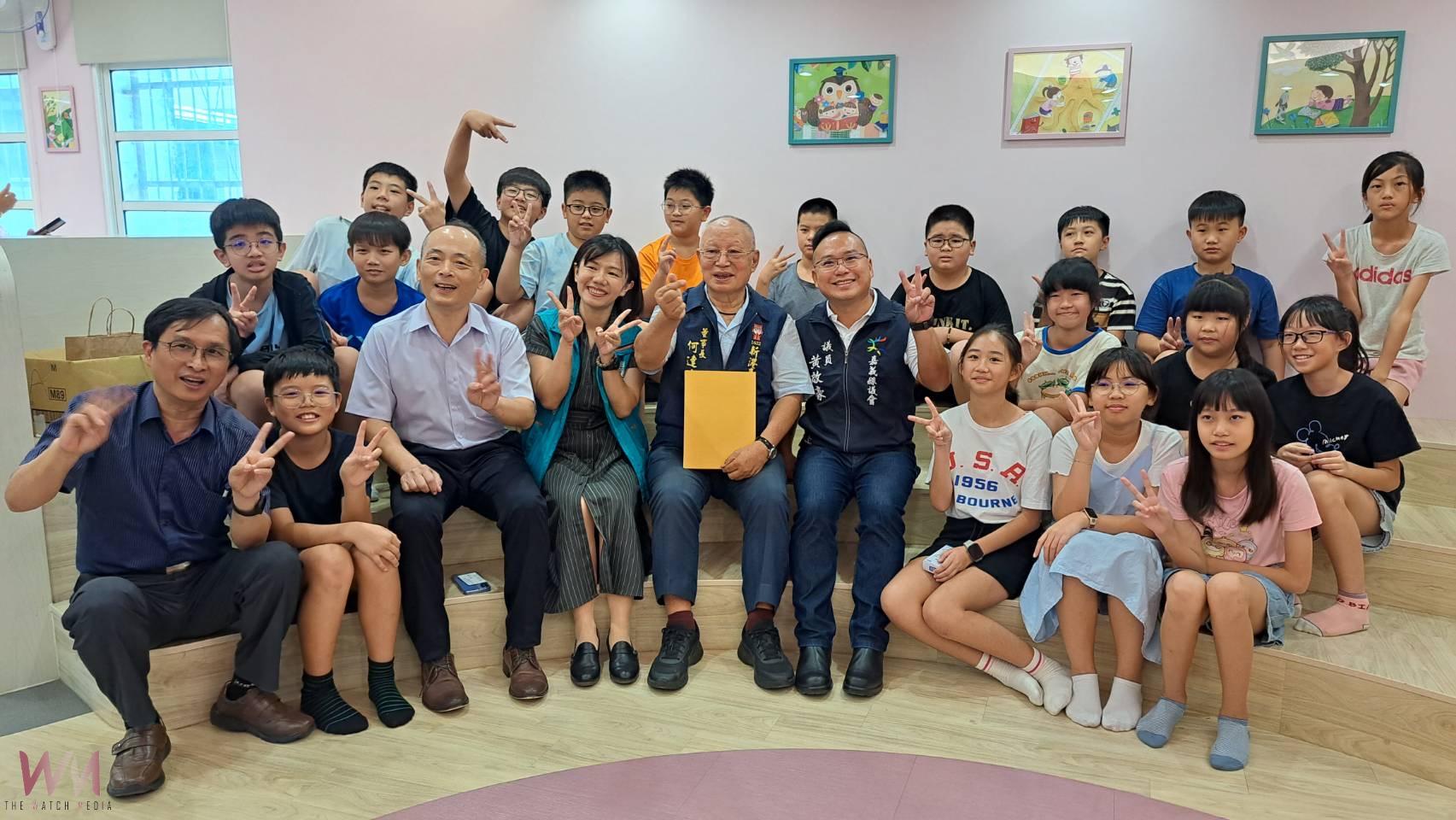 奉天宮攜手中華電信在嘉義縣政府教育處顏廷育副處長見證下，舉辦「中華電信Hami書城場域閱讀」贈送儀式。（圖/記者陳惲朋攝）