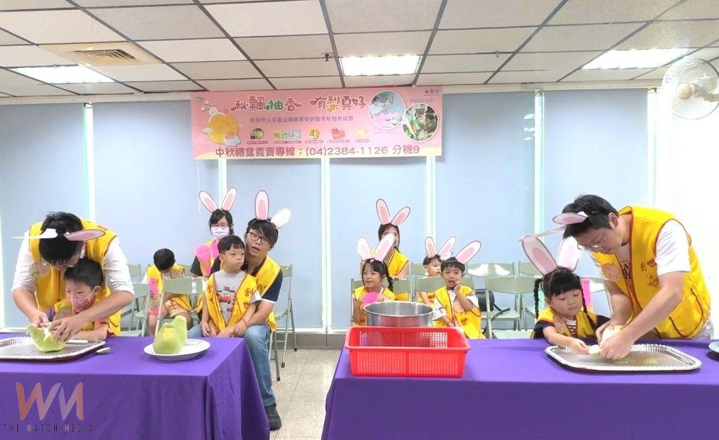 幼兒園親子歡喜巧扮玉兔 剝柚競賽籲支持創世中秋禮盒 - https://www.watchmedia01.com