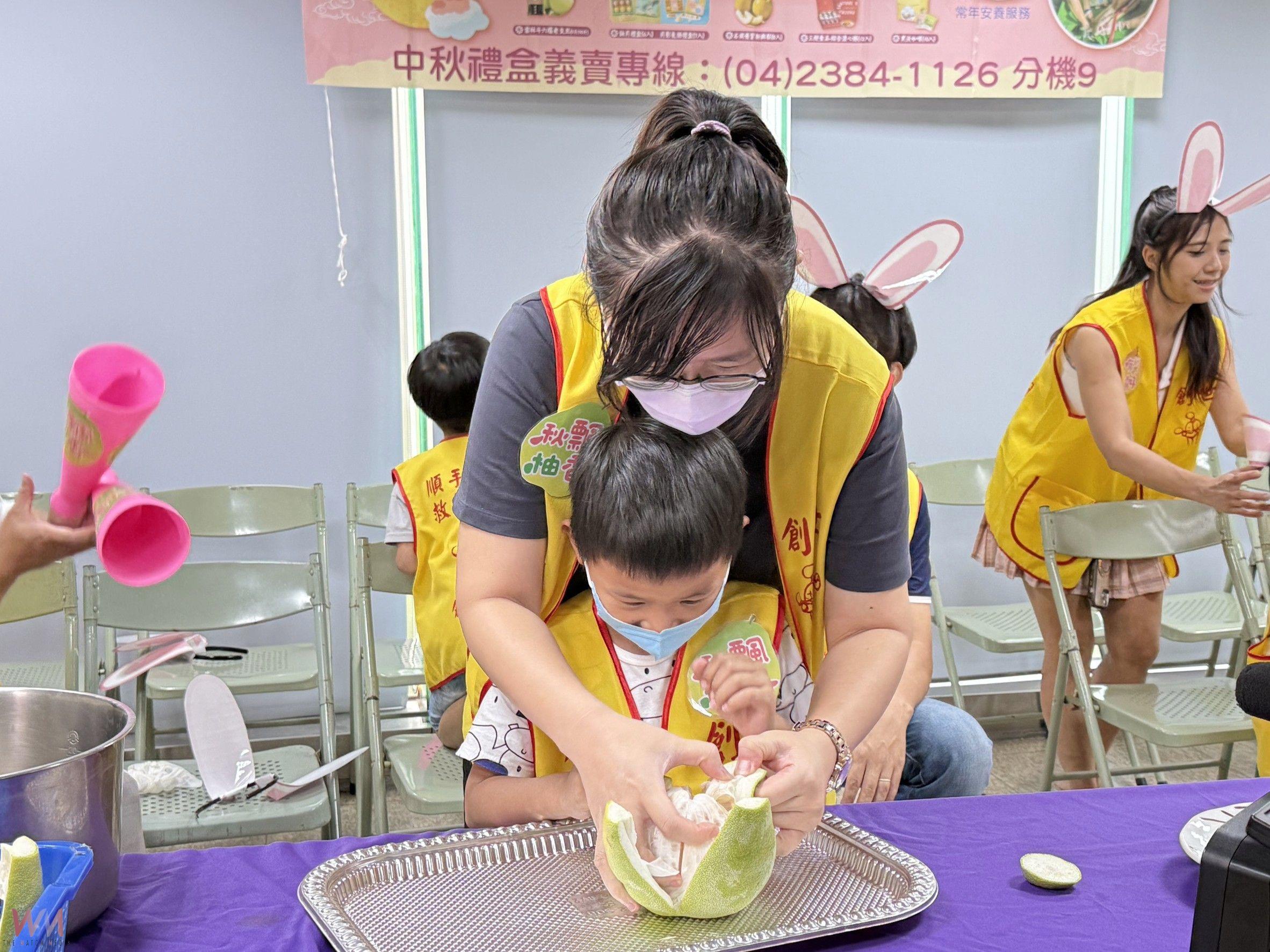 幼兒園親子歡喜巧扮玉兔　剝柚競賽籲支持創世中秋禮盒 - https://www.watchmedia01.com