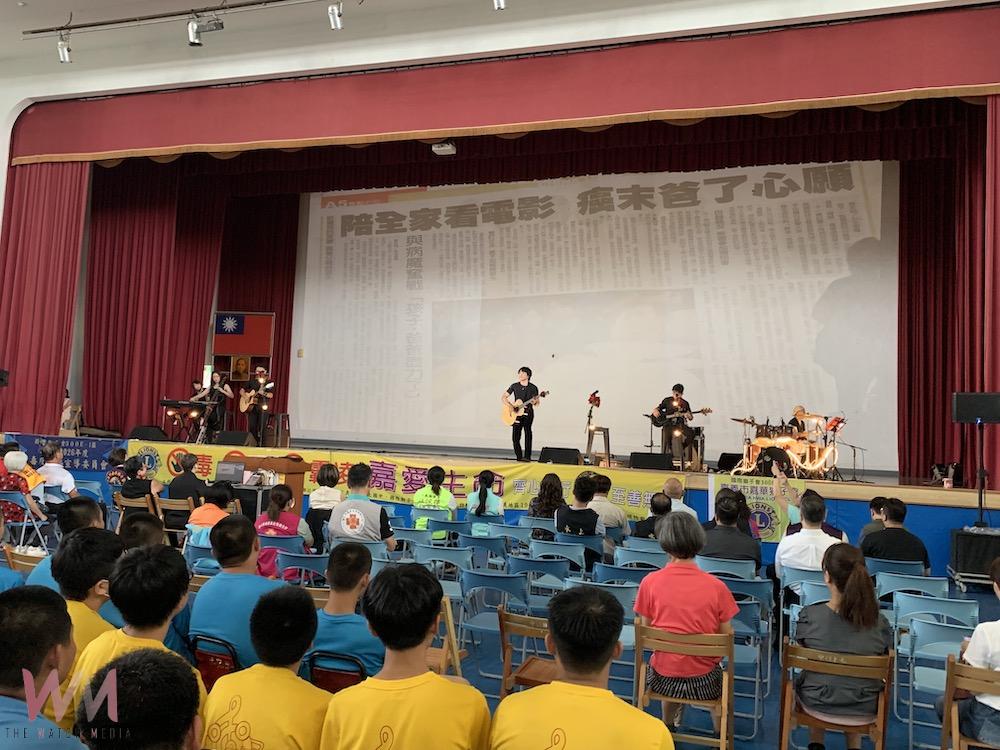 玫瑰墓樂團,以動人旋律與故事觸動人心,讓學生在音樂氛圍中感受生命的可貴。(圖/記者陳惲朋攝)