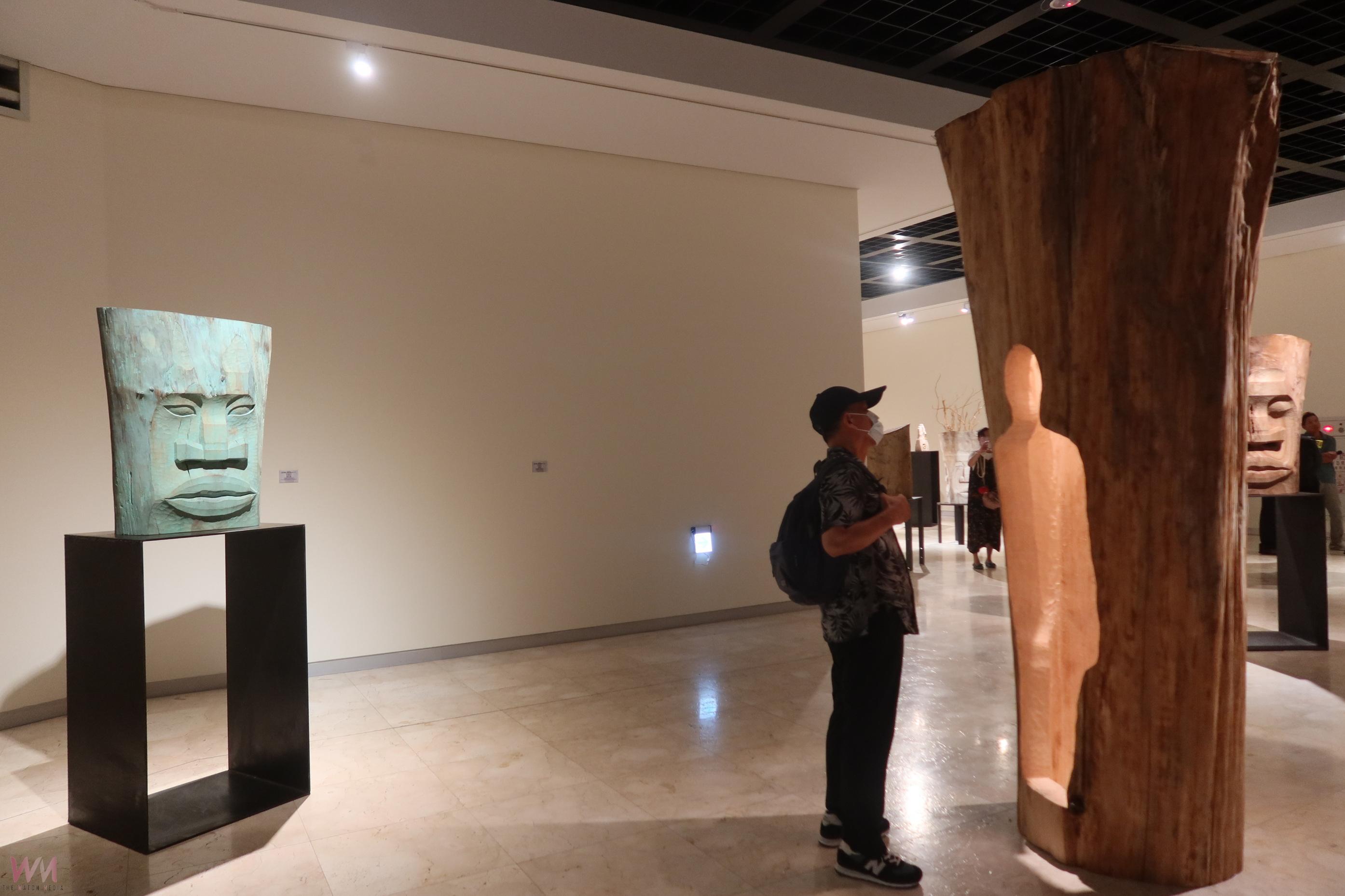 （有影片）／雕塑博士賴永興回鄉首辦個展　彰化縣立美術館木雕藝術之美 - https://www.watchmedia01.com